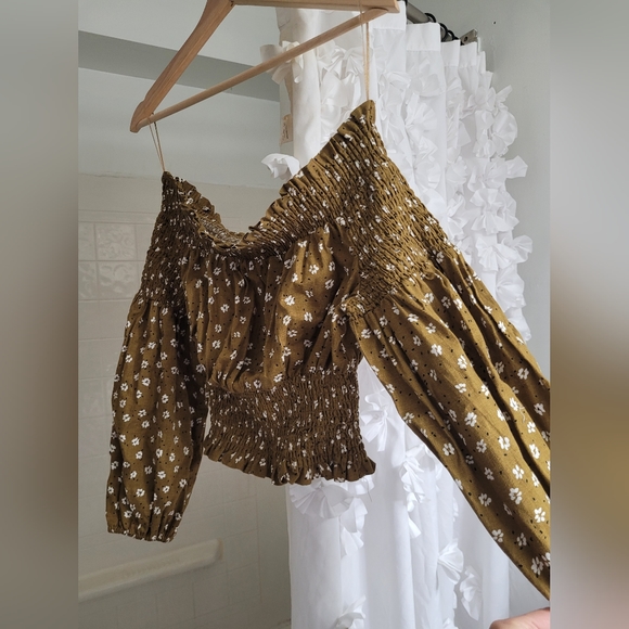 the off shoulder top - Picture 2 of 4